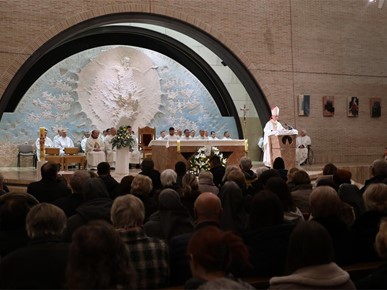 /A/2025/11/C/Nadbiskup Kutleša predvodio misno slavlje povodom 50. obljetnice Župe Duha Svetoga i 25. obljetnice posvete zavjetne crkve Sveta Mati Slobode na Jarunu (15).JPG