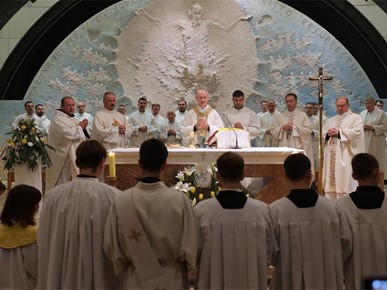 /A/2025/11/C/Nadbiskup Kutleša predvodio misno slavlje povodom 50. obljetnice Župe Duha Svetoga i 25. obljetnice posvete zavjetne crkve Sveta Mati Slobode na Jarunu (18).JPG