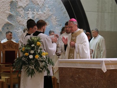 /A/2025/11/C/Nadbiskup Kutleša predvodio misno slavlje povodom 50. obljetnice Župe Duha Svetoga i 25. obljetnice posvete zavjetne crkve Sveta Mati Slobode na Jarunu (2).JPG