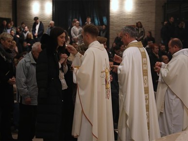 /A/2025/11/C/Nadbiskup Kutleša predvodio misno slavlje povodom 50. obljetnice Župe Duha Svetoga i 25. obljetnice posvete zavjetne crkve Sveta Mati Slobode na Jarunu (25).JPG