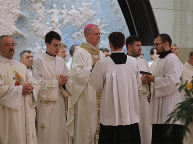 /A/2025/11/C/Nadbiskup Kutleša predvodio misno slavlje povodom 50. obljetnice Župe Duha Svetoga i 25. obljetnice posvete zavjetne crkve Sveta Mati Slobode na Jarunu (5).JPG