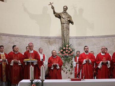 /A/2025/11/C/Župnu svetkovinu sv. Nikole Tavelića u Kustošiji predvodio nadbiskup Dražen Kutleša (38).JPG