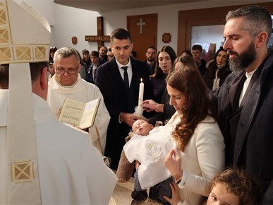 /A/2025/11/E/Biskup Šaško krstio sedmo dijete obitelji Mamić (5).jpeg