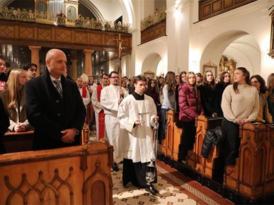 /A/2025/11/E/Nadbiskup Kutleša predvodio misu na spomendan sv. Cecilije na kraju smotre zborova katoličkih srednjih škola (2).JPG