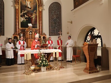 /A/2025/11/E/Nadbiskup Kutleša predvodio misu na spomendan sv. Cecilije na kraju smotre zborova katoličkih srednjih škola (39).JPG