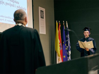/A/2025/11/F/Promovirana nova generacija sveučilišnih magistara na HKS-u (9).jpg