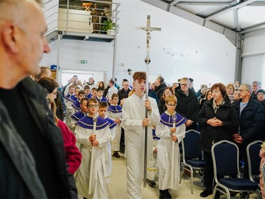 /A/2025/11/G/Kardinal Bozanić blagoslovio oltar u bogoslužnom prostoru Župe bl. Ivana Merza u Španskom (1).jpg