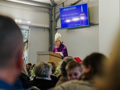 /A/2025/11/G/Kardinal Bozanić blagoslovio oltar u bogoslužnom prostoru Župe bl. Ivana Merza u Španskom (16).jpg