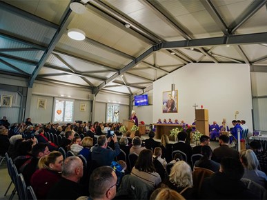 /A/2025/11/G/Kardinal Bozanić blagoslovio oltar u bogoslužnom prostoru Župe bl. Ivana Merza u Španskom (17).jpg