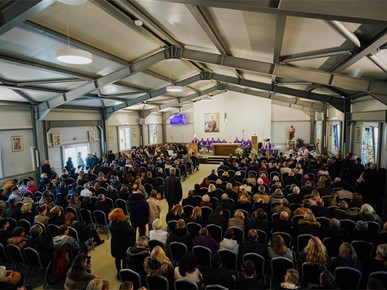 /A/2025/11/G/Kardinal Bozanić blagoslovio oltar u bogoslužnom prostoru Župe bl. Ivana Merza u Španskom (18).jpg