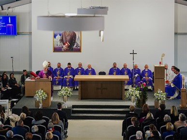 /A/2025/11/G/Kardinal Bozanić blagoslovio oltar u bogoslužnom prostoru Župe bl. Ivana Merza u Španskom (19).jpg