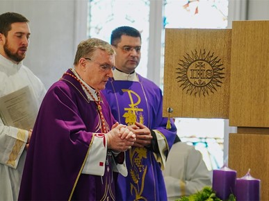 /A/2025/11/G/Kardinal Bozanić blagoslovio oltar u bogoslužnom prostoru Župe bl. Ivana Merza u Španskom (29).jpg