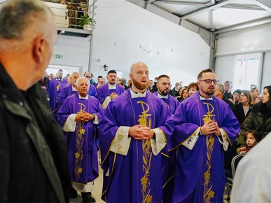 /A/2025/11/G/Kardinal Bozanić blagoslovio oltar u bogoslužnom prostoru Župe bl. Ivana Merza u Španskom (3).jpg