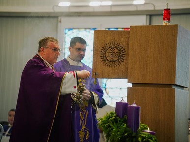 /A/2025/11/G/Kardinal Bozanić blagoslovio oltar u bogoslužnom prostoru Župe bl. Ivana Merza u Španskom (30).jpg