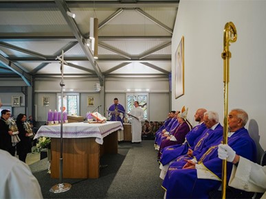 /A/2025/11/G/Kardinal Bozanić blagoslovio oltar u bogoslužnom prostoru Župe bl. Ivana Merza u Španskom (33).jpg