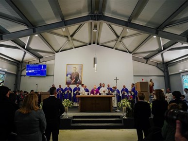 /A/2025/11/G/Kardinal Bozanić blagoslovio oltar u bogoslužnom prostoru Župe bl. Ivana Merza u Španskom (6).jpg