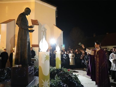 /A/2025/11/Prijenos relikvija/Nadbiskup Kutleša predvodio misno slavlje povodom dolaska relikvija bl. Alojzija Stepinca u Krašić (11).jpg