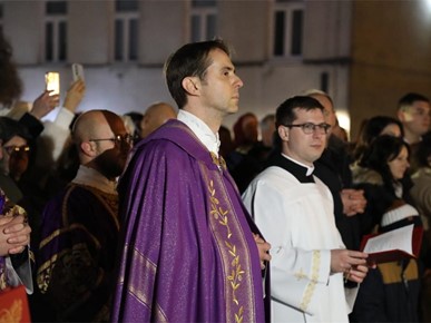 /A/2025/11/Prijenos relikvija/Nadbiskup Kutleša predvodio misno slavlje povodom dolaska relikvija bl. Alojzija Stepinca u Krašić (12).jpg