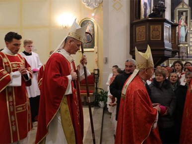 /A/2025/11/Prijenos relikvija/Nadbiskup Kutleša predvodio misno slavlje povodom dolaska relikvija bl. Alojzija Stepinca u Krašić (15).jpg