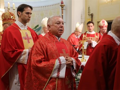 /A/2025/11/Prijenos relikvija/Nadbiskup Kutleša predvodio misno slavlje povodom dolaska relikvija bl. Alojzija Stepinca u Krašić (18).jpg