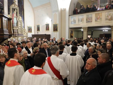 /A/2025/11/Prijenos relikvija/Nadbiskup Kutleša predvodio misno slavlje povodom dolaska relikvija bl. Alojzija Stepinca u Krašić (19).jpg