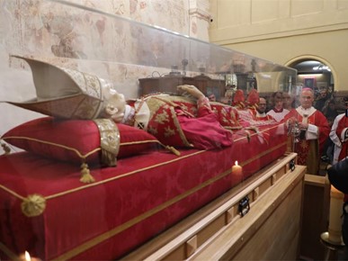 /A/2025/11/Prijenos relikvija/Nadbiskup Kutleša predvodio misno slavlje povodom dolaska relikvija bl. Alojzija Stepinca u Krašić (24).jpg