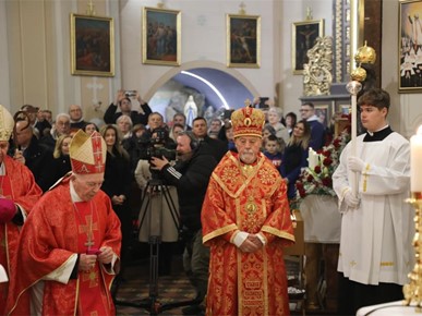 /A/2025/11/Prijenos relikvija/Nadbiskup Kutleša predvodio misno slavlje povodom dolaska relikvija bl. Alojzija Stepinca u Krašić (3).jpg