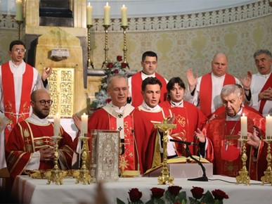 /A/2025/11/Prijenos relikvija/Nadbiskup Kutleša predvodio misno slavlje povodom dolaska relikvija bl. Alojzija Stepinca u Krašić (31).jpg