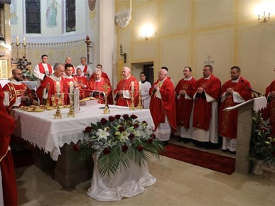 /A/2025/11/Prijenos relikvija/Nadbiskup Kutleša predvodio misno slavlje povodom dolaska relikvija bl. Alojzija Stepinca u Krašić (32).jpg