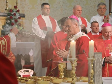 /A/2025/11/Prijenos relikvija/Nadbiskup Kutleša predvodio misno slavlje povodom dolaska relikvija bl. Alojzija Stepinca u Krašić (35).jpg