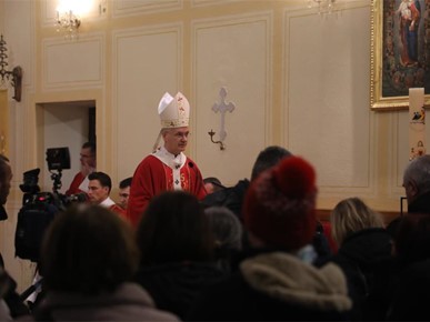 /A/2025/11/Prijenos relikvija/Nadbiskup Kutleša predvodio misno slavlje povodom dolaska relikvija bl. Alojzija Stepinca u Krašić (39).jpg