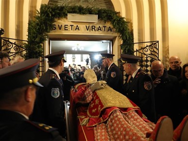 /A/2025/11/Prijenos relikvija/Nadbiskup Kutleša predvodio misno slavlje povodom dolaska relikvija bl. Alojzija Stepinca u Krašić (45).jpg