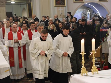 /A/2025/11/Prijenos relikvija/Nadbiskup Kutleša predvodio misno slavlje povodom dolaska relikvija bl. Alojzija Stepinca u Krašić (5).jpg