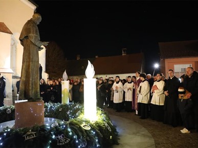 /A/2025/11/Prijenos relikvija/Nadbiskup Kutleša predvodio misno slavlje povodom dolaska relikvija bl. Alojzija Stepinca u Krašić (9).jpg