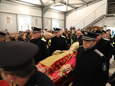 /A/2025/11/Prijenos relikvija/Relikvije bl. Alojzija Stepinca izložene u Španskom (10).jpg