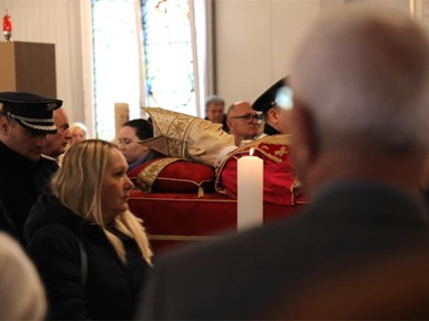 /A/2025/11/Prijenos relikvija/Relikvije bl. Alojzija Stepinca izložene u Španskom (13).jpg