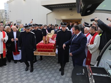 /A/2025/11/Prijenos relikvija/Relikvije bl. Alojzija Stepinca izložene u Španskom (15).jpg