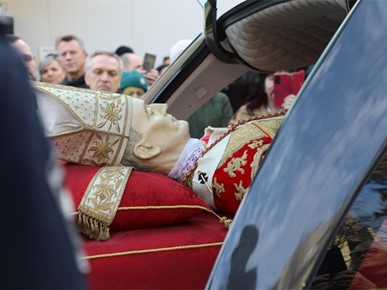 /A/2025/11/Prijenos relikvija/Relikvije bl. Alojzija Stepinca izložene u Španskom (19).jpg