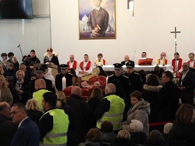 /A/2025/11/Prijenos relikvija/Relikvije bl. Alojzija Stepinca izložene u Španskom (2).jpg