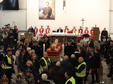 /A/2025/11/Prijenos relikvija/Relikvije bl. Alojzija Stepinca izložene u Španskom (4).jpg