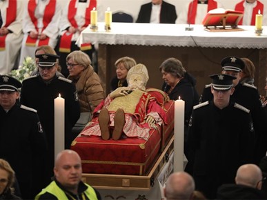 /A/2025/11/Prijenos relikvija/Relikvije bl. Alojzija Stepinca izložene u Španskom (6).jpg