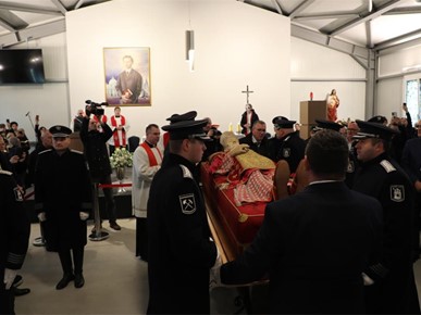 /A/2025/11/Prijenos relikvija/Relikvije bl. Alojzija Stepinca izložene u Španskom (9).jpg