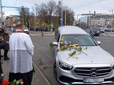 /A/2025/11/Prijenos relikvija/Relikvije bl. Stepinca dočekane na Trešnjevki (3).jpg