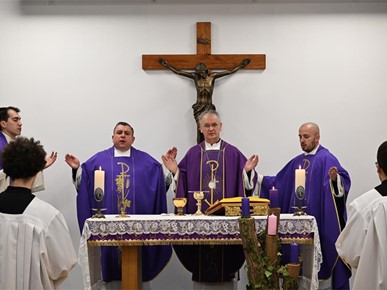 /A/2025/12/A/Nadbiskup Kutleša slavio misu zornicu u Međubiskupijskom sjemeništu na Šalati (2).jpg