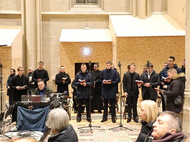 /A/2025/12/Badnjak/Biskup Gorski predvodio zornicu i blagoslov katedrale (10).JPG