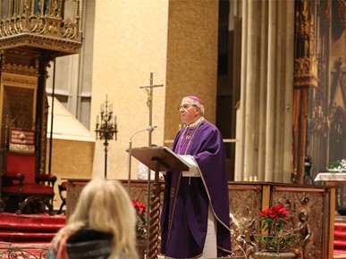 /A/2025/12/Badnjak/Biskup Gorski predvodio zornicu i blagoslov katedrale (4).JPG