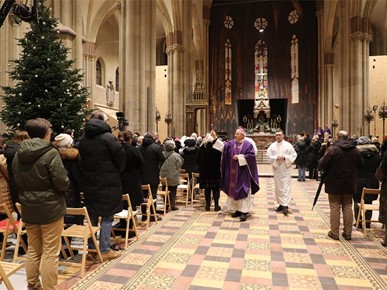 /A/2025/12/Badnjak/Biskup Gorski predvodio zornicu i blagoslov katedrale (5).JPG