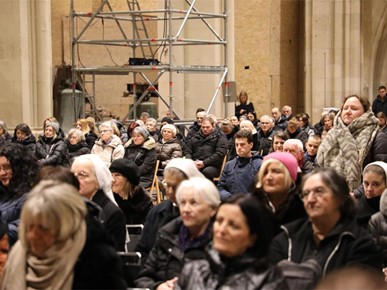 /A/2025/12/Badnjak/Biskup Gorski predvodio zornicu i blagoslov katedrale (9).JPG