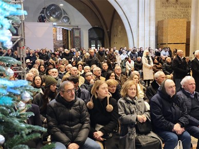 /A/2025/12/Božić/Nadbiskup Kutleša predvodio misno slavlje svetkovine Rođenja Gospodinova u Zagrebačkoj katedrali (24).JPG
