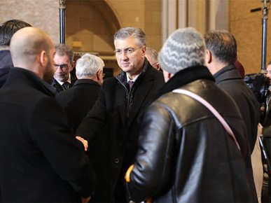 /A/2025/12/Božić/Nadbiskup Kutleša predvodio misno slavlje svetkovine Rođenja Gospodinova u Zagrebačkoj katedrali.JPG